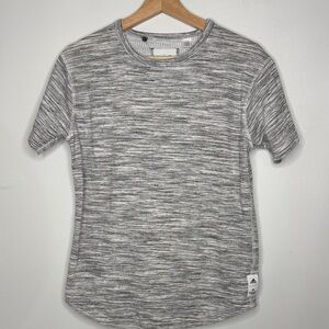 Adidas Reigning champ tee
Size xs
Adidas Men's Heathered Gray Short Sleeve Tee